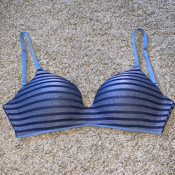 Like new Victoria’s Secret no wire stripe bra - Picture 1 of 3